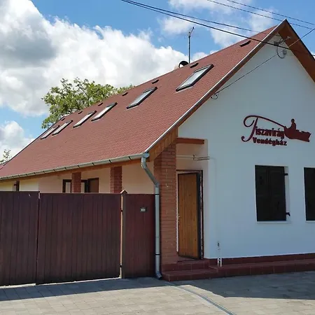 בית נופש Tiszavirag Vendeghaz *