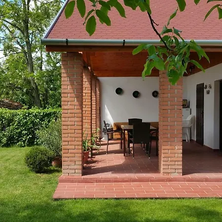 בית נופש Tiszavirag Vendeghaz *